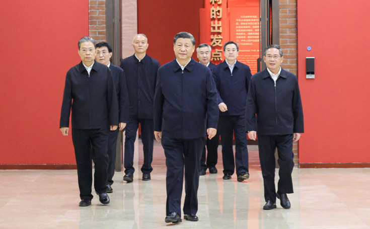 習(xí)近平帶領(lǐng)中共中央政治局常委赴陜西延安瞻仰延安革命紀(jì)念地